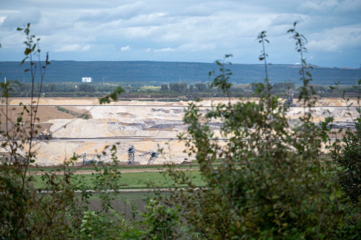 BMWSB_Bund's tweet photo. Das Braunkohle-Areal #Inden wurde infolge des #Strukturwandel​s zum Freizeitareal umgestaltet. Wahrzeichen ist der #Indemann, eine 36 m hohe, stählerne Aussichtplattform. @klara_geywitz wollte mehr über die aktuellen Planungen zur weiteren Entwicklung der Region erfahren. https://t.co/1AuiE5rZht