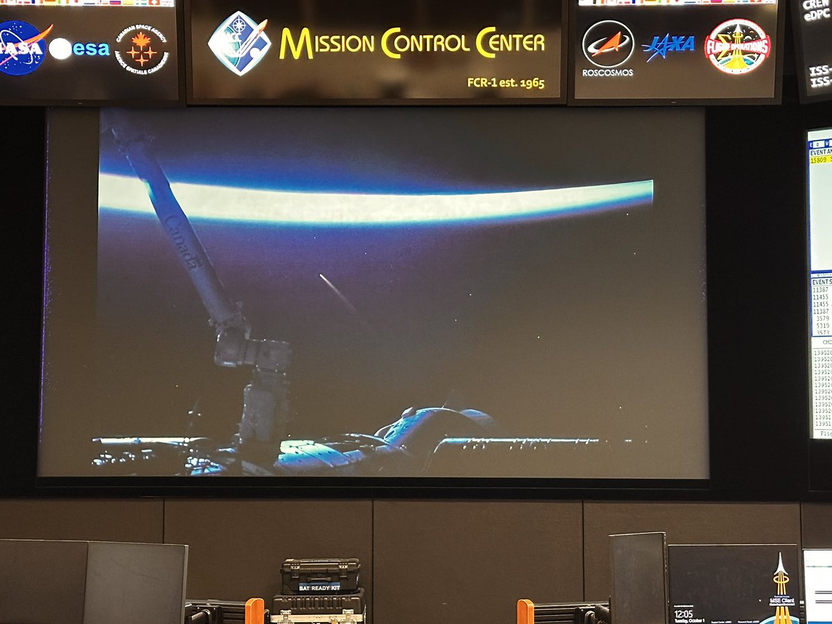 Explorer_Flight's tweet image. When flying @Space_Station and all MCC flight controllers stop in breathless awe at a glimpse of the solar system that is so close, yet so far from our daily lives. I have built a career in this room and have been shown by @dominickmatthew how much there is to see when we explore