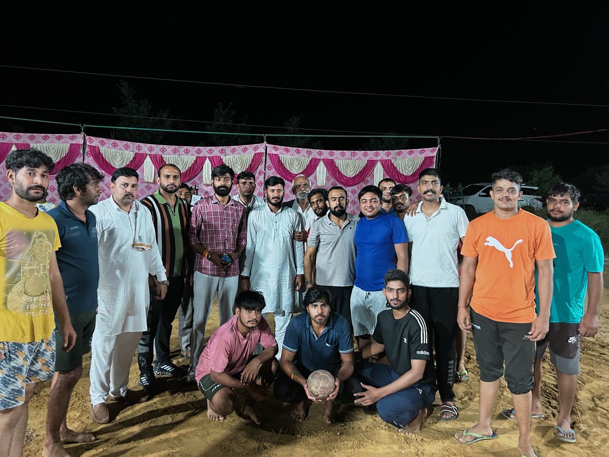 MLAKuldeepVats's tweet image. मेरे भतीजे साहिल वत्स ने अपने विधानसभा क्षेत्र बादली के गांव कोट में आयोजित वॉलीबॉल प्रतियोगिता में शामिल होकर खिलाड़ियों का हौसला अफजाई किया।

#SportsForUnity #SahilVats #CongressForYouth #KuldeepVats #Badli #HaryanaElection2024