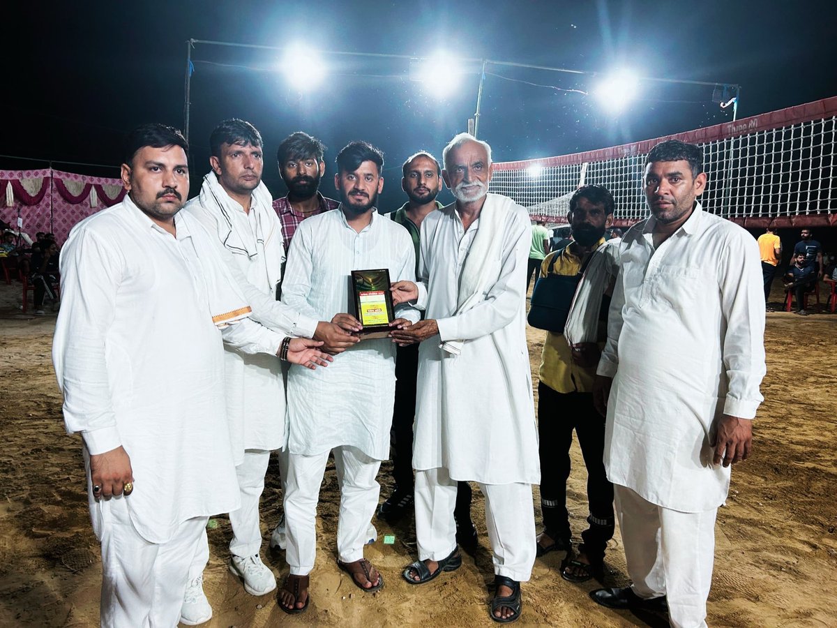 MLAKuldeepVats's tweet image. मेरे भतीजे साहिल वत्स ने अपने विधानसभा क्षेत्र बादली के गांव कोट में आयोजित वॉलीबॉल प्रतियोगिता में शामिल होकर खिलाड़ियों का हौसला अफजाई किया।

#SportsForUnity #SahilVats #CongressForYouth #KuldeepVats #Badli #HaryanaElection2024