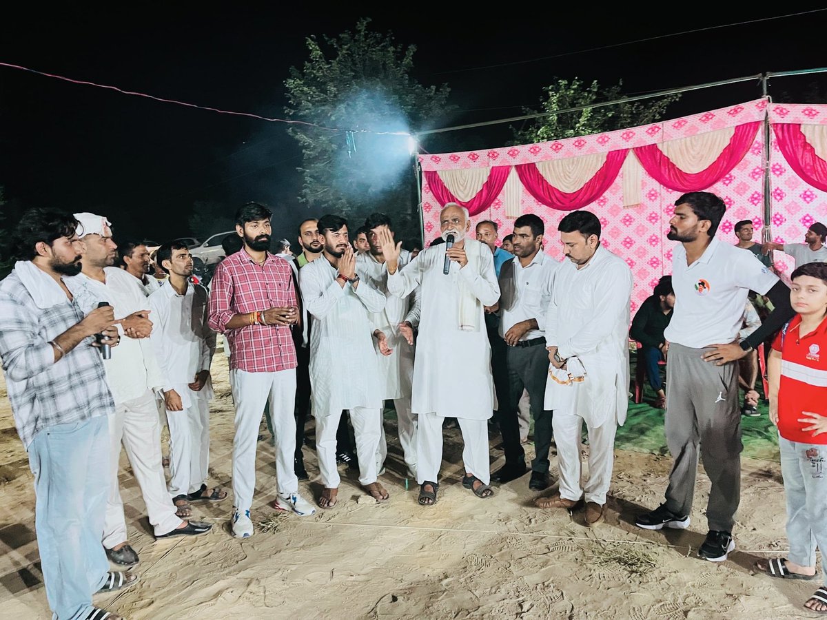 MLAKuldeepVats's tweet image. मेरे भतीजे साहिल वत्स ने अपने विधानसभा क्षेत्र बादली के गांव कोट में आयोजित वॉलीबॉल प्रतियोगिता में शामिल होकर खिलाड़ियों का हौसला अफजाई किया।

#SportsForUnity #SahilVats #CongressForYouth #KuldeepVats #Badli #HaryanaElection2024