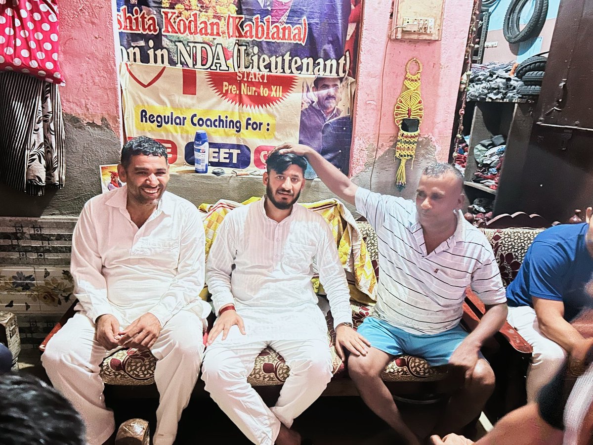 MLAKuldeepVats's tweet image. मेरे भतीजे साहिल वत्स ने अपने विधानसभा क्षेत्र बादली के गांव कोट में आयोजित वॉलीबॉल प्रतियोगिता में शामिल होकर खिलाड़ियों का हौसला अफजाई किया।

#SportsForUnity #SahilVats #CongressForYouth #KuldeepVats #Badli #HaryanaElection2024