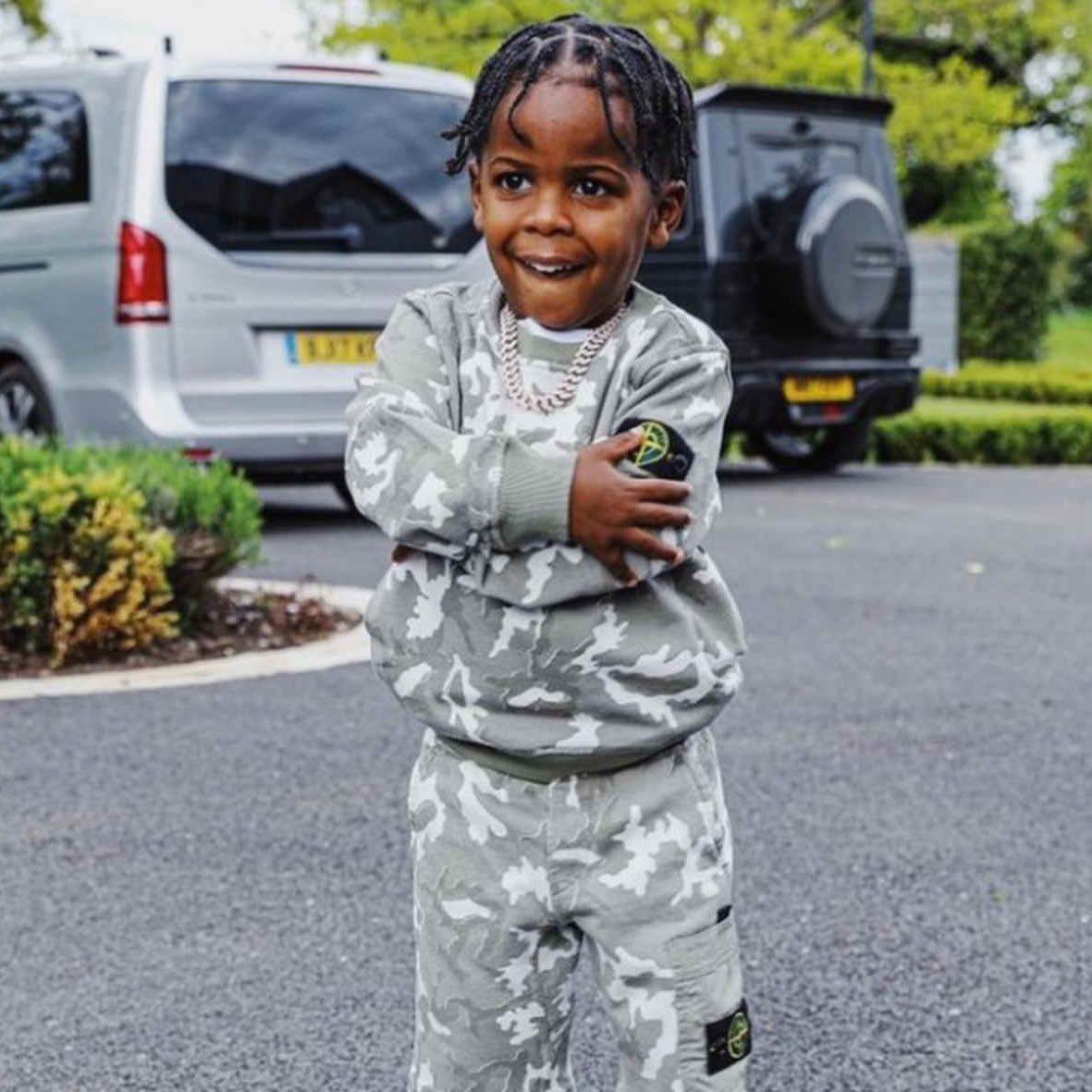 Bukayo Saka’s mascot facing PSG in the Champions League tonight was Raheem Sterling’s 7 year-old son, Thiago. 🫂

[@SamiMokbel81_DM]