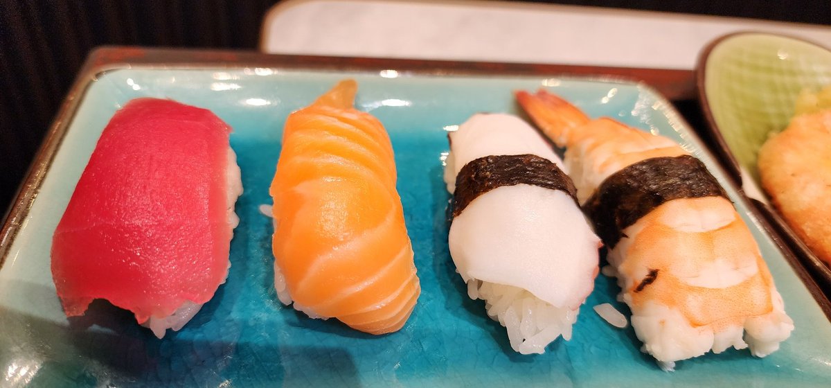 SpongeyAstro's tweet photo. Nigiri and sashimi are a couple of my favorite foods.  I love seafood so much.  The tiny desserts were so cute and perfect. https://t.co/s6EbjeddXF