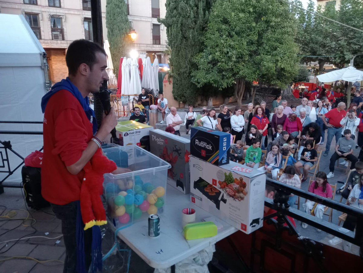 Ayto_Las_Rozas's tweet photo. 🎱 Esta tarde ha tenido lugar el Bingo loco que la peña @BolingasLRZ ha organizado para todos los roceños en estas #FiestasSanMiguel2024 de #LasRozas https://t.co/aDD4M2Bma1
