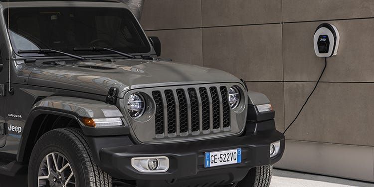 RoadandTrack's tweet image. Nearly 200,000 Jeep PHEVs being recalled due to battery fire risk. bit.ly/3TUUJLV