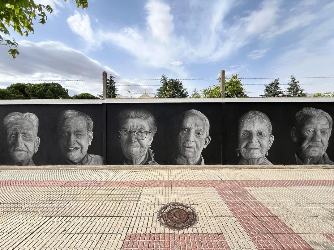 Hoy hemos asistido a un acto muy especial ✨ en Idea Residencia Usera y es que, coincidiendo con el #DíaInternacionaldelasPersonasMayores han inaugurado su mural artístico ✏️

Este proyecto busca reflejar la experiencia, belleza y dignidad de la vejez a través de retratos.
