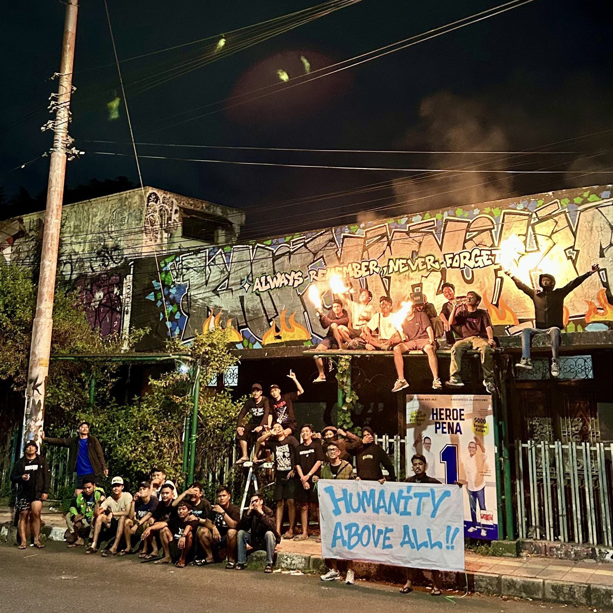 BCSxPSS_1976's tweet photo. Always Remember, Never Forget 135+

Malam ini beberapa dari kami ikut serta berkolaborasi dengan teman-teman dari @Brajamusti_YK 

#2TahunTragediKanjuruhan 
#KanjuruhanBelumUsai https://t.co/IKsFQ3P1x8