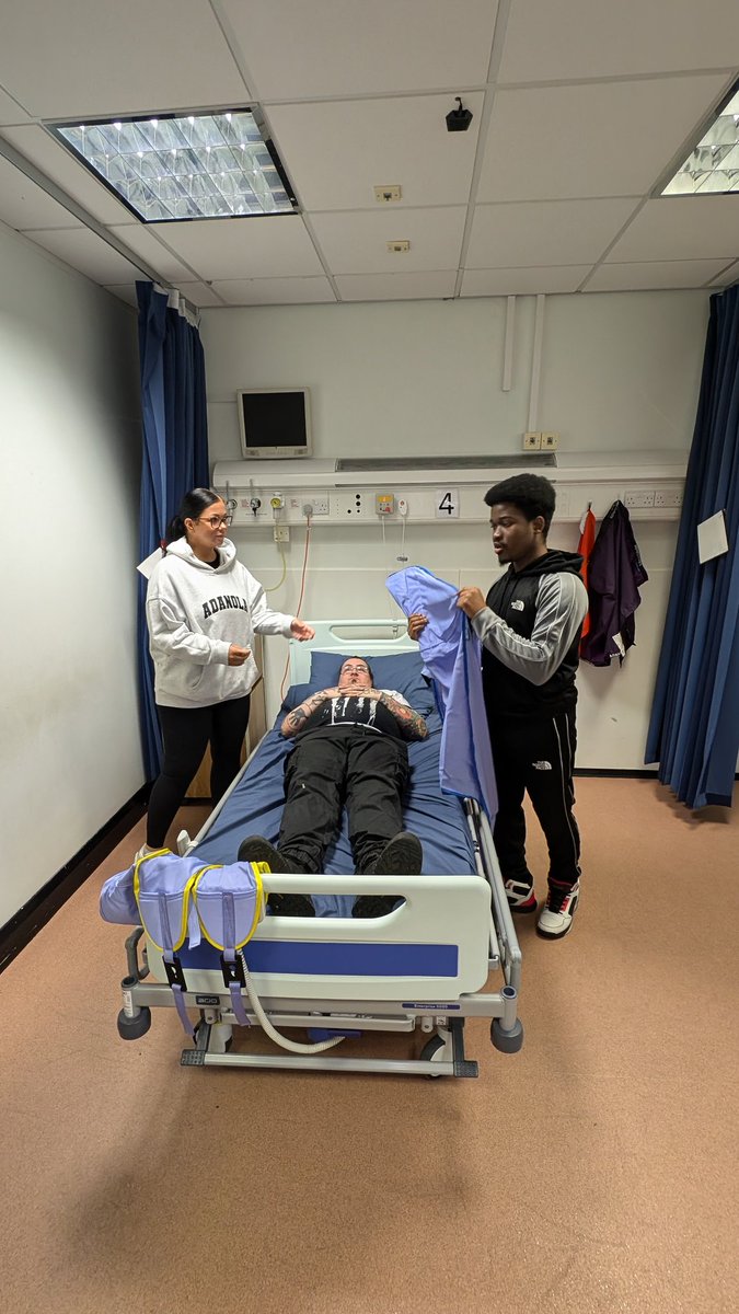 Our new cohort of September 24 groups of students today completed manual handling modules E &amp;F excellent communication skills throughout and they really engaged with the session so well 👏 <a href="/USWHealthcare/">USW Healthcare</a>