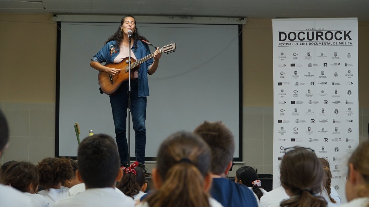 FDocurock's tweet photo. Elena Saavedra actúo esta mañana en el CEIP Clorinda Salazar de La Laguna para  concienciar sobre la importancia de cuidar el medio ambiente dentro de las actividades de DocuRock Educa@arteriafilms #islascanarias @cabildotenerife
educacionyjuventud la laguna
@aytolalaguna_es https://t.co/RgitdLvy3i