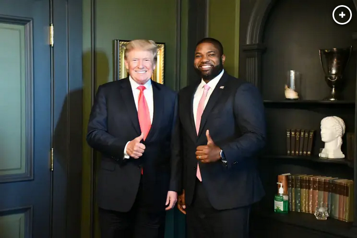 StandUpActOut's tweet photo. Do you think he has his own special, Maga knee pads when servicing the orange Cheeto? #ByronDonalds #clown #DonTheCon #trumpisweird https://t.co/agWv8UZmos