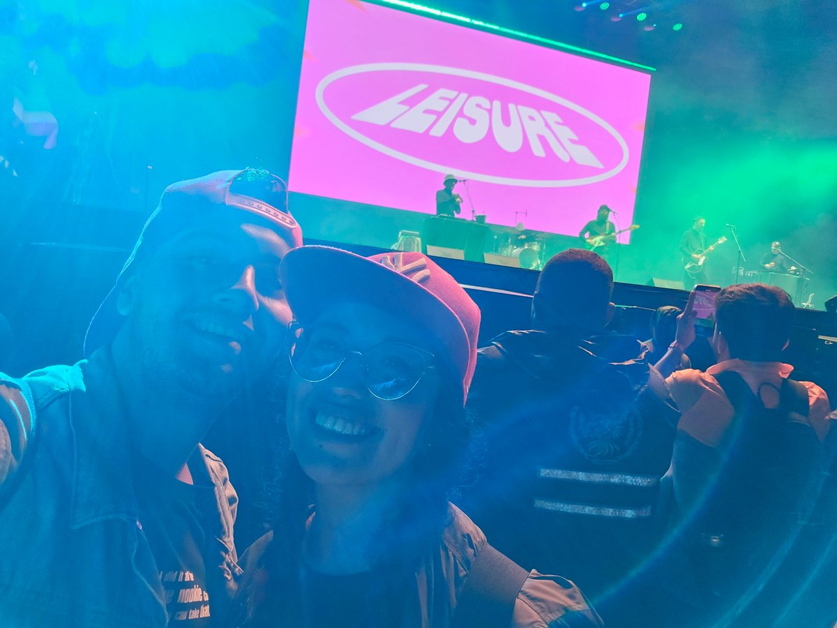 Juanchofalla05's tweet photo. Ya llegando la noche y en una decisión polémica para muchos, decidimos ir a Leisure y no a Hozier. Fué una decisión que habiamos tomado desde antes que salieran los horarios, pues de Hozier solo nos llamaba la atención 1 o 2 canciones, mientas que Leisure tenía un ritmo mas llamativo y agradable para nuestros gustos. No nos arrepentimos de haber estado en ese escenario, pues no solo la música nos encantó, sino que también el escenario no estaba tan lleno, lo que permitía disfrutar mucho mas del espectáculo.

A las 7:45 y previo a Limp Bizkit en el escenario Adidas, pudimos ver a King Gizzard and The Lizard Wizard, una banda loquísima, realmente no tengo palabras para su show, tenía altos y bajos muy marcados, o las  canciones te llevaban a un ritmo muy tranquilo o te llevaba a un ritmo muy frenético, una buena previa para irnos a ver (de lejitos) a 30 Seconds To Mars