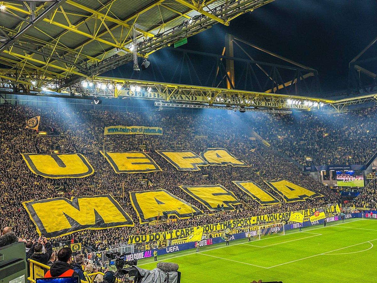 Dortmund tribünleri:

“UEFA Mafia. Spor umurunuzda değil, sizin umursadığınız tek şey para.”