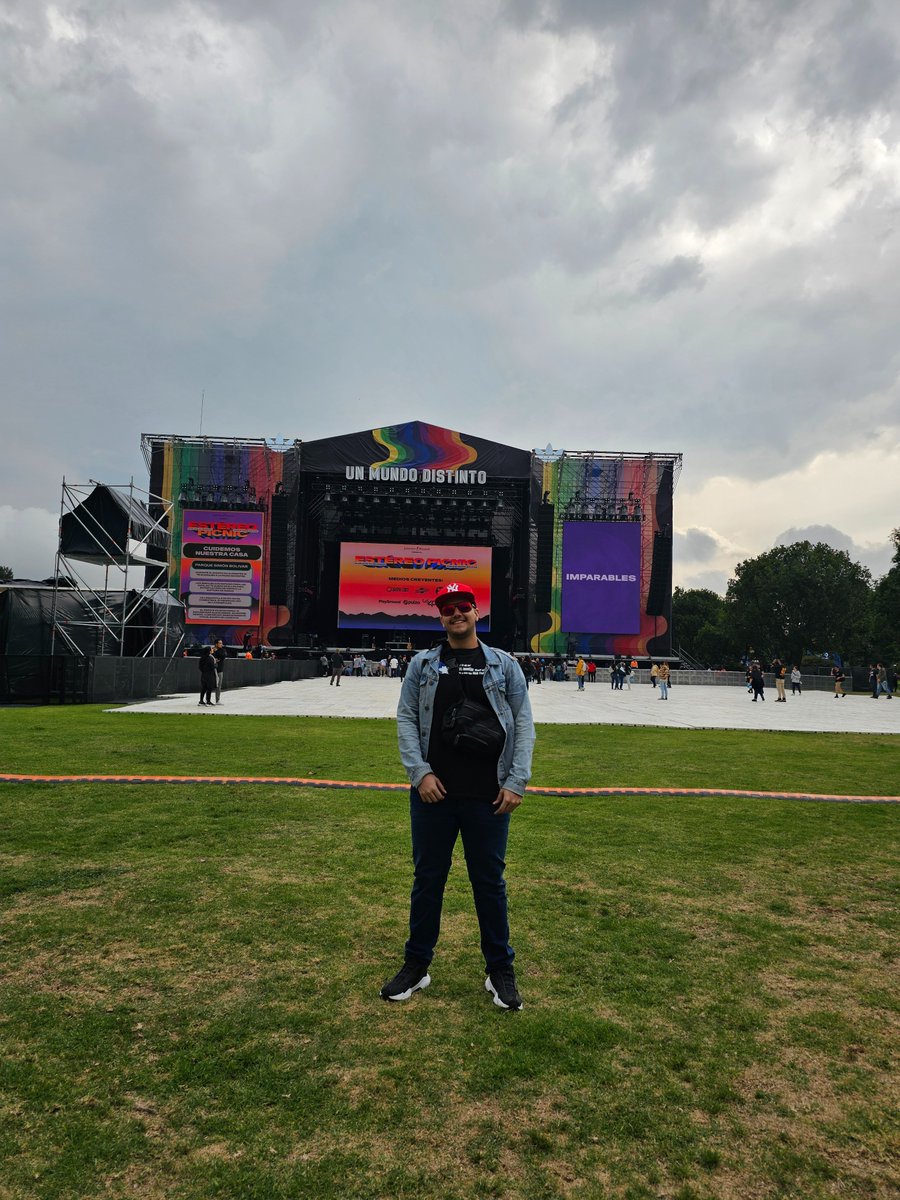 Juanchofalla05's tweet photo. Ya llegando la noche y en una decisión polémica para muchos, decidimos ir a Leisure y no a Hozier. Fué una decisión que habiamos tomado desde antes que salieran los horarios, pues de Hozier solo nos llamaba la atención 1 o 2 canciones, mientas que Leisure tenía un ritmo mas llamativo y agradable para nuestros gustos. No nos arrepentimos de haber estado en ese escenario, pues no solo la música nos encantó, sino que también el escenario no estaba tan lleno, lo que permitía disfrutar mucho mas del espectáculo.

A las 7:45 y previo a Limp Bizkit en el escenario Adidas, pudimos ver a King Gizzard and The Lizard Wizard, una banda loquísima, realmente no tengo palabras para su show, tenía altos y bajos muy marcados, o las  canciones te llevaban a un ritmo muy tranquilo o te llevaba a un ritmo muy frenético, una buena previa para irnos a ver (de lejitos) a 30 Seconds To Mars