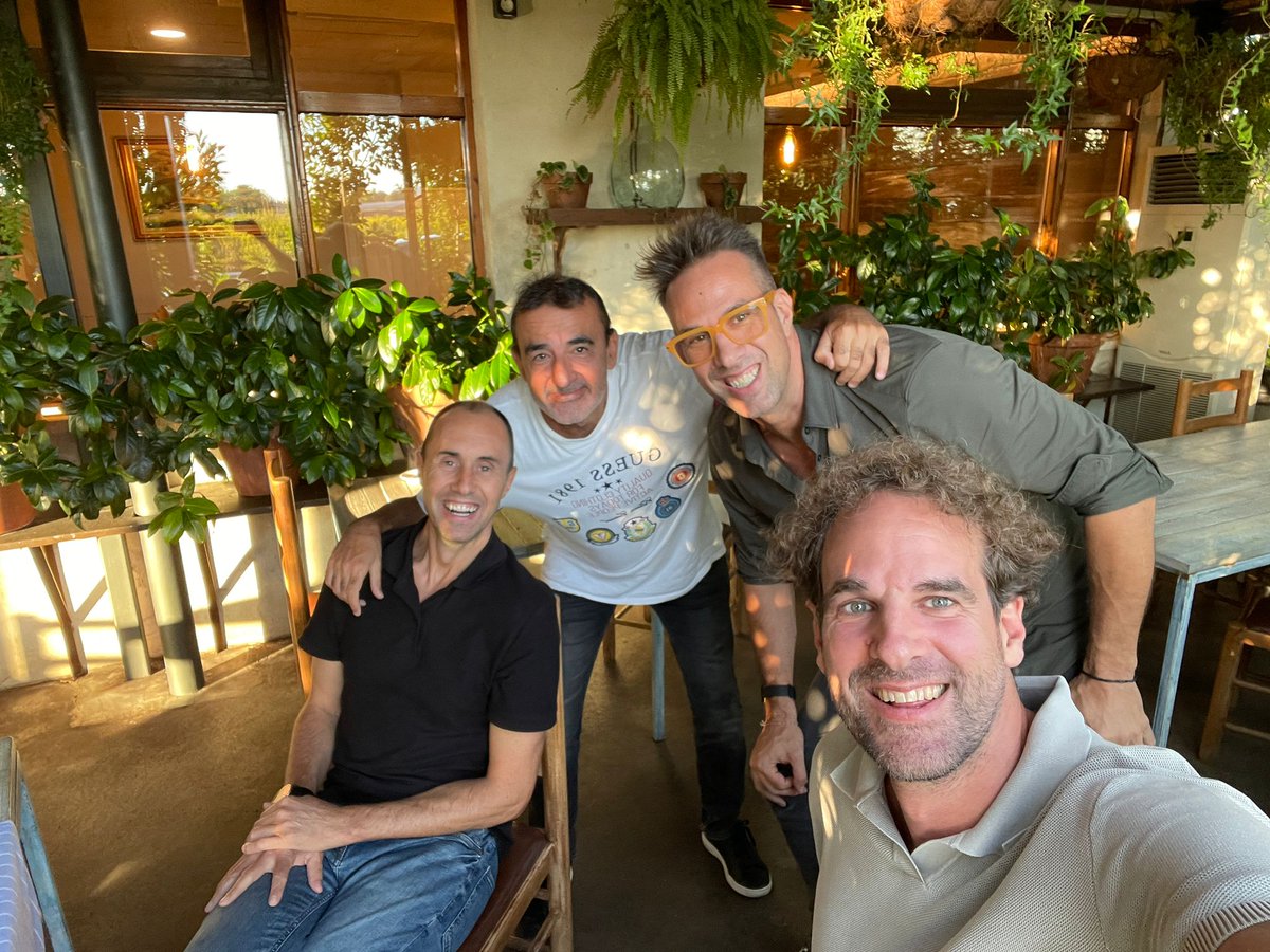 Gràcies <a href="/jaumin6/">Jaume Comas Font</a> <a href="/Rogergrimau/">Roger Grimau</a> per ser com sou i gràcies <a href="/sergigrimau/">Sergi Grimau</a> per afegir-te a la festa. 25 anys després la vida continua igual (alguns amb menys cabells i més canes) i valtros seguiu sent encantadors 😘🥰