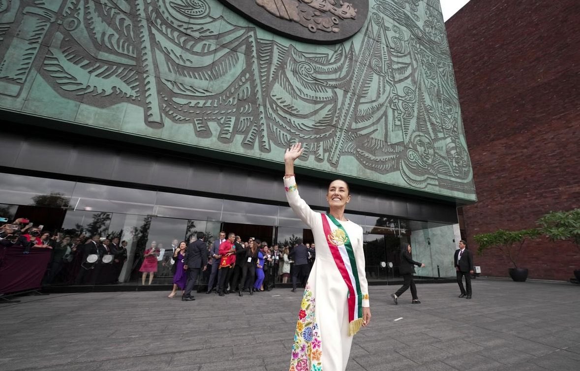 indira_vizcaino's tweet photo. Vivir este momento enchina la piel, toca el alma de nuestra patria: @Claudiashein rinde protesta en el Palacio Legislativo de San Lázaro como la primera mujer presidenta de México.🇲🇽

Es un día de alegría, de esperanza y también con un dejo de nostalgia. Nuestro querido y admirado Andrés Manuel López Obrador entregó la banda presidencial y, con ello, culmina un ciclo histórico: el inicio de la Cuarta Transformación que devolvió al pueblo la dignidad y la certeza de que podemos construir un México justo y próspero.

Con la banda tricolor recibida, nuestra nueva presidenta recibe un gran ejemplo y un enorme reto: convertir los principios y convicciones de nuestro movimiento, en un gobierno que genere paz y bienestar duraderos para las mayorías. Segura estoy de que hará un gobierno tal como el que anhelamos y merecemos las y los mexicanos.