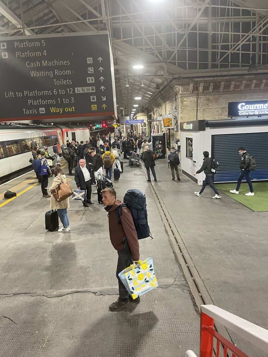 Para_Stu's tweet photo. @AvantiWestCoast want to play find your staff at Crewe station? No nor can the passengers trying to find out information! https://t.co/17jPLqb8gi