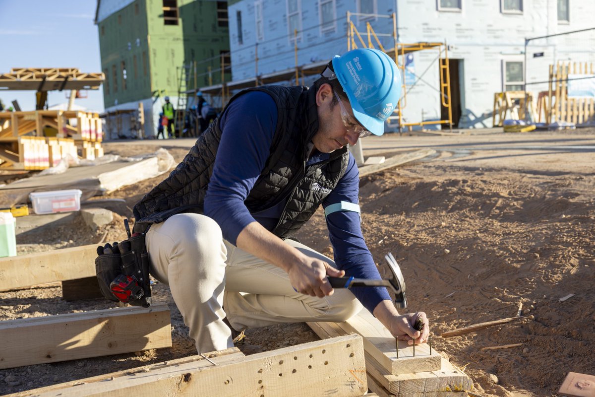 Habitat_org's tweet image. It was great to have @JonathanScott with us on the #CarterWorkProject build site today, helping with construction and inspiring volunteers and homeowners.