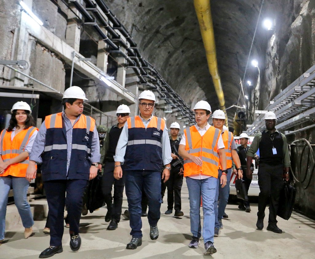 ViceminEnergia's tweet photo. 📍[AGENDA TERRITORIAL]

HOY, desde la hidroeléctrica Alluriquín, que forma parte del complejo Toachi Pilatón, el ministro de Energía y Minas, @Antonio_GoncalS, acompañó al presidente @danielnoboaok en un recorrido técnico para verificar el avance de las obras en esta central. https://t.co/3PgvmWwdVt