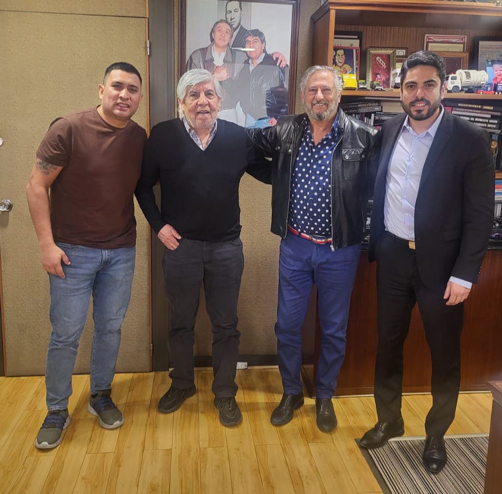 Una Gran Reunión con el compañero Hugo Moyano Secretario Gral;
Dijimos venían por todo y lo están cumpliendo
Por eso todos tenemos que estar más unidos que nunca. 
La única lucha que se pierde es la que se abandona; trabajadores de Salud Jubilados  Educación acompañamos la lucha