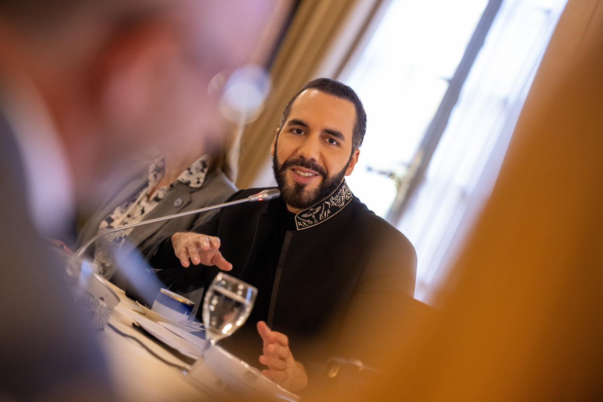 Casa Presidencial 🇸🇻 (@presidenciasv) on Twitter photo Ahora el Presidente <a href="/nayibbukele/">Nayib Bukele</a> está reunido con inversionistas argentinos mostrando las oportunidades que existen en nuestro país.
#BukeleEnArgentina 🇸🇻🇦🇷 Ahora el Presidente <a href="/nayibbukele/">Nayib Bukele</a> está reunido con inversionistas argentinos mostrando las oportunidades que existen en nuestro país.
#BukeleEnArgentina 🇸🇻🇦🇷