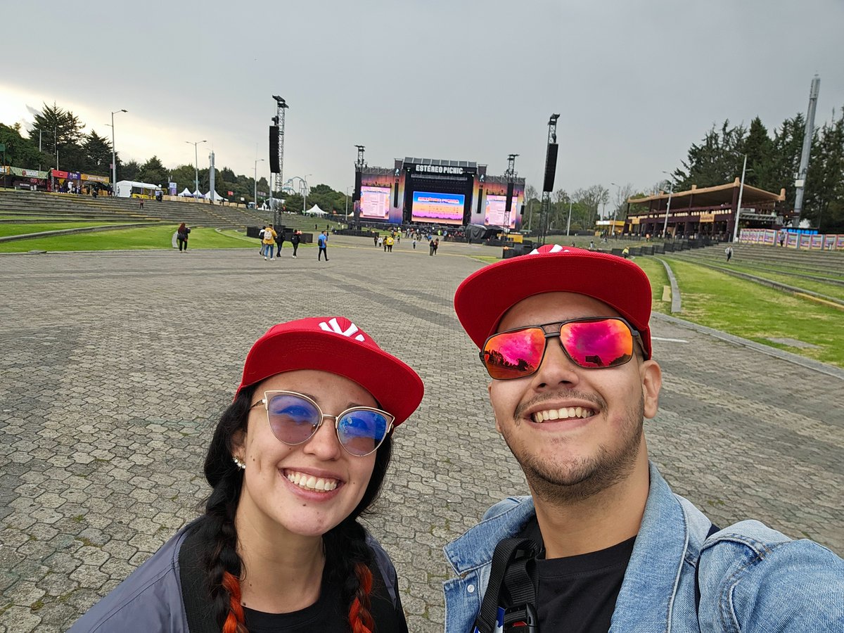 Juanchofalla05's tweet photo. Y sí, vimos de lejos a 30 Seconds To Mars, por la simple razón de que nuestro plato fuerte era Limp Bizkit y teniamos que salir antes del escenario Johnnie Walker para poder conseguir lugar con buena visibilidad en el escenario Adidas, valió la pena, de cualquier modo nos disfrutamos a 30STM aunque nos perdieramos la última canción, cantamos The Kill a todo pulmón y a correr al otro escenario, palabras sobran para describir lo que fué su show y su música... todos sabemos como es su música.

Y nuestro último y mas esperado del día, Limp Bizkit, en definitiva una banda que no era de mi agrado para noviembre de 2023, pero que a medida que fuí escuchando durante esos meses previos al Estereo Picnic, me fué cautivando. Un show lleno de treintones (cuarentones) diría yo, pero que tenían toda la actitud para saltar y cantar, puedo decir que no solo la banda, pero el público también fué maravilloso, hubo un momento que la gente estaba saltando y yo me quedé quieto solo para sentir que el suelo se movía, fué una experiencia única

Y en las imágenes la prueba de por qué no fuimos a Kings of Leon ni a Bad Gyal, Limp Bizkit terminó a las 11 p.m y estabamos en el parque Simón Bolivar haciendo fila desde las 10 a.m, no solo eso también nos movimos todo el día durante los 3 escenarios, nunca hubo tiempo de sentarse a descansar.
