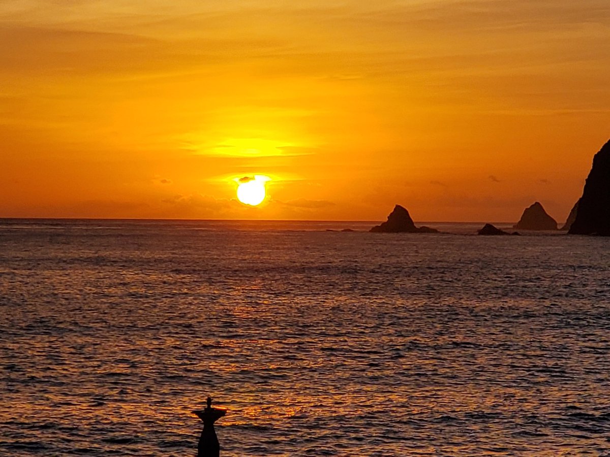 おはよーございます🎵
本日の八丈島は晴れのち雨
久々に綺麗な朝陽🌅
今日も安全第一で！
楽しんで行きましょう😆