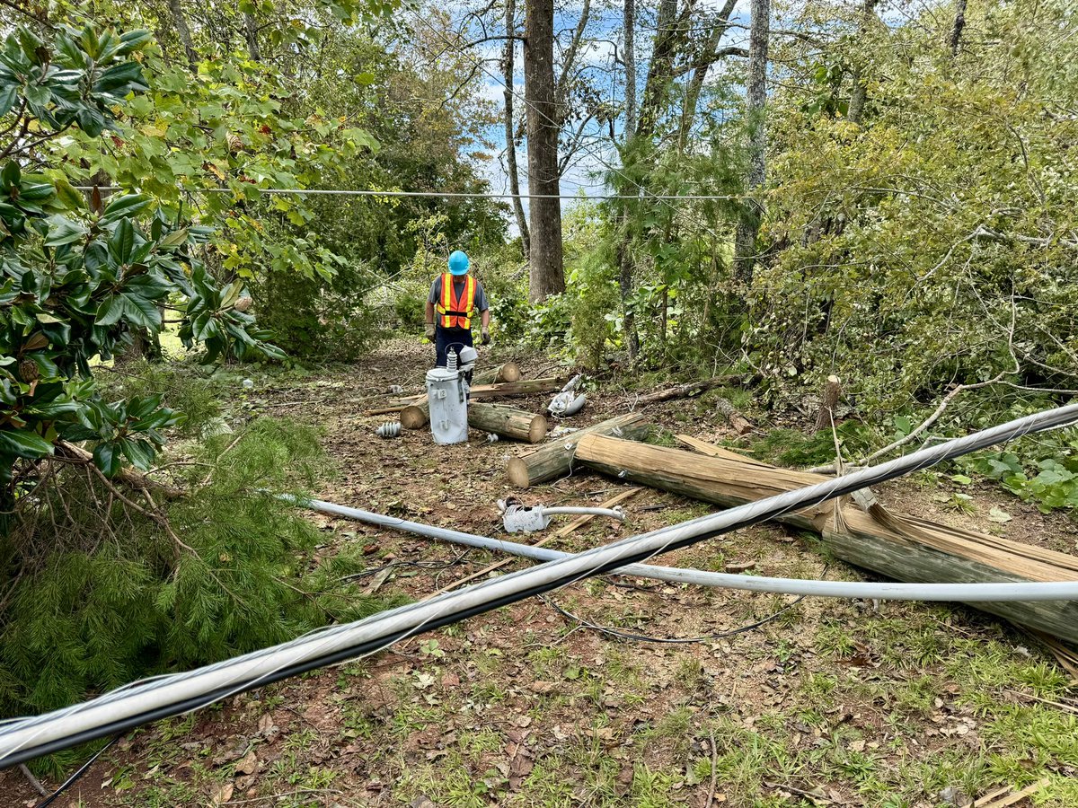 Logan Stewart (@de_logans) on Twitter photo Thank you #Canada! 🇨🇦 This Canadian tree 🌳 crew is assisting <a href="/DukeEnergy/">Duke Energy</a> in hard-hit Rutherfordton and Spindale, NC. The tree damage is extensive, and we have to remove it before we can even begin the process of repairing lines and poles.
#HuracanHelene #HurricaneHeleneAVL Thank you #Canada! 🇨🇦 This Canadian tree 🌳 crew is assisting <a href="/DukeEnergy/">Duke Energy</a> in hard-hit Rutherfordton and Spindale, NC. The tree damage is extensive, and we have to remove it before we can even begin the process of repairing lines and poles.
#HuracanHelene #HurricaneHeleneAVL