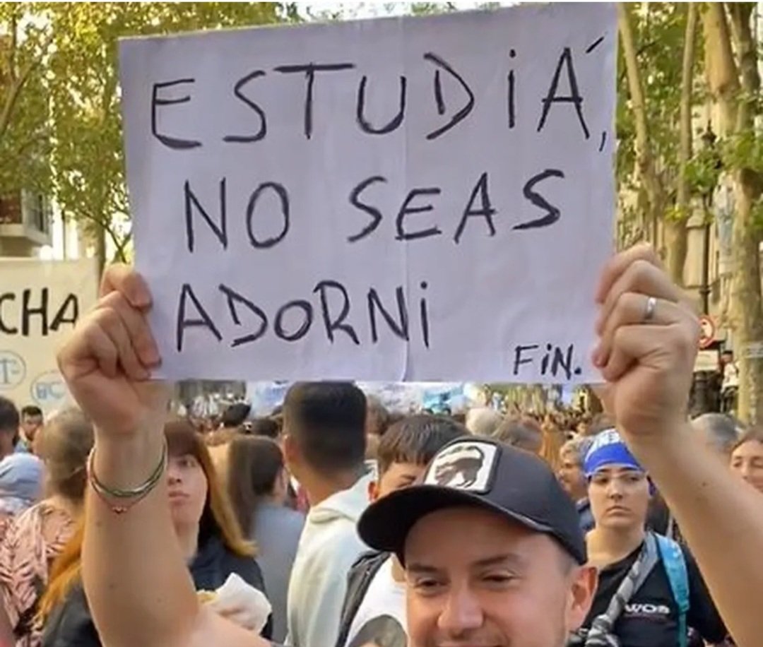 vaneromano77's tweet photo. Mañana todos al Congreso!!!#MarchaFederalUniversitaria
#NoAlVeto
Y nunca dejemos morir estas joyas. Vamos por más! https://t.co/cCZarni4Zg