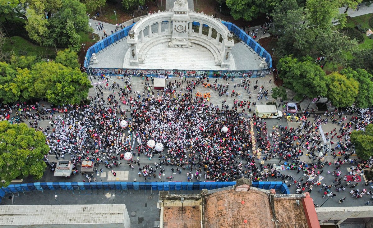 EmmanuelNj03's tweet photo. ¡Tenemos nueva presidenta y es de izquierda!🇲🇽👏🏽

Esta mañana el pueblo de Oaxaca se hizo presente en la #CDMX para acompañar a la Dra. Claudia Sheinbaum en su toma de protesta. https://t.co/ksA7fu0vJO