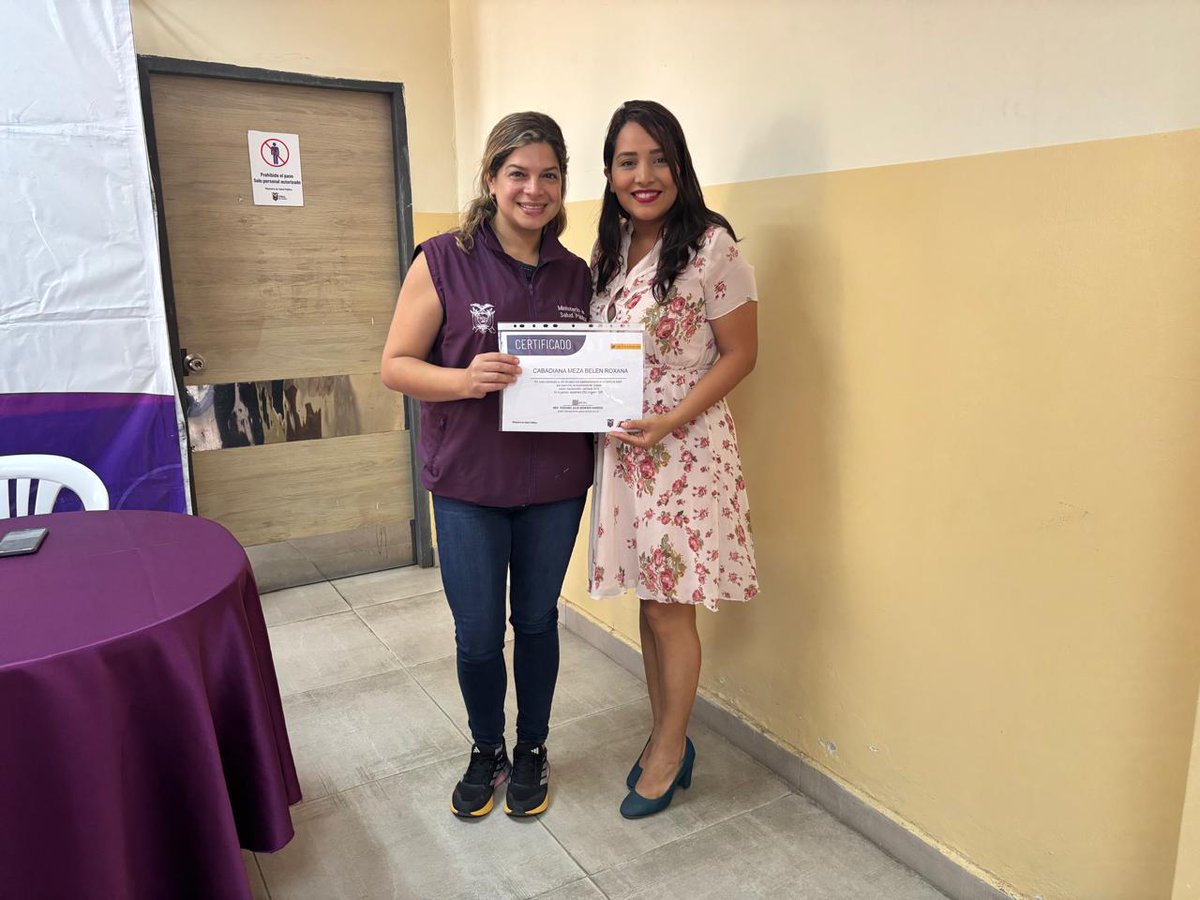 Salud_Guayas's tweet photo. Director Distrital @DrTeodoroMenese realiza la entrega de certificados de culminación del Año Rural 2023-2024 a los profesionales de medicina, enfermería y odontología del Distrito 09D24 Durán.
#ElNuevoEcuadorResuelve https://t.co/pGBKYym3Gy