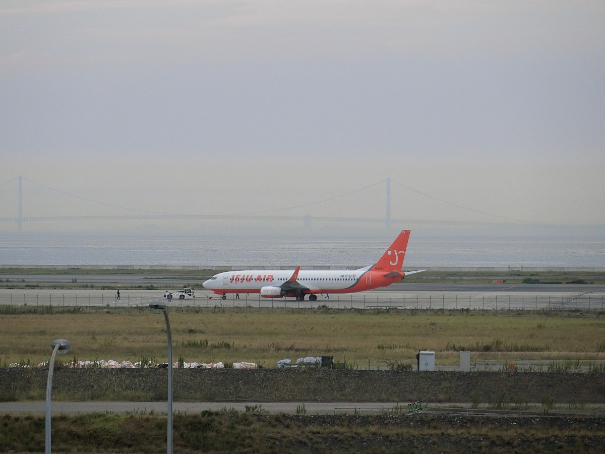 TOD_MR1's tweet image. 2019年10月2日 チェジュ航空 Boeing 737-8AL(HL8033) 関西国際空港
2005年の設立からもうすぐ20年の韓国のLCC。オレンジ基調の塗装が目を引きます。
2006年製の機体を15～21年に同社で運行。今はアルゼンチンに移っている様です。
#過去の今日 #チェジュ航空 #JJA #ボーイング #関西国際空港 #大阪府