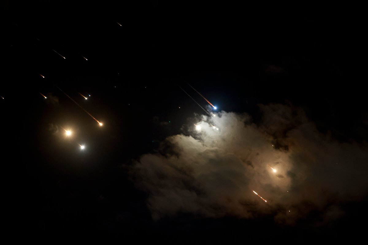 Iran fires barrage of missiles into Israel
upday.com/uk/israeli-mil…