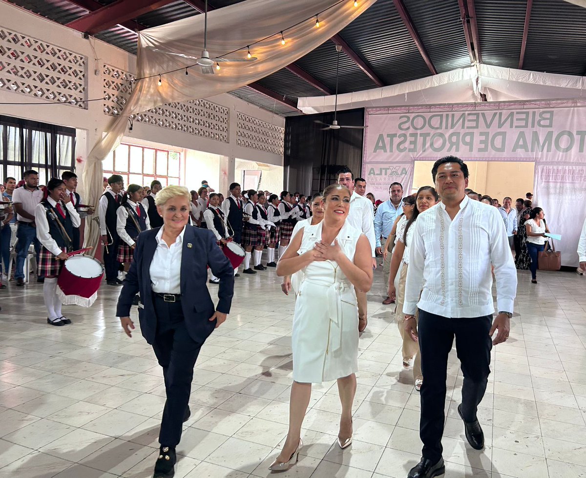 frinne_azuara's tweet photo. En representación del Congreso del Estado realicé la Protesta de Ley a la Presidenta Municipal y al Cabildo de Axtla para el periodo 2024-2027, ¡Felicidades Alcaldesa C.P. Clara María Castro Jonguitud!. https://t.co/m44GiRy55n