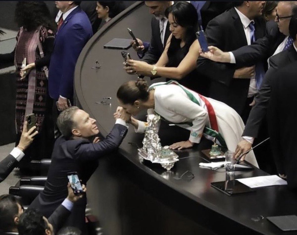 La primera mujer “presidenta” de la historia en su primera oportunidad hizo esto 😳