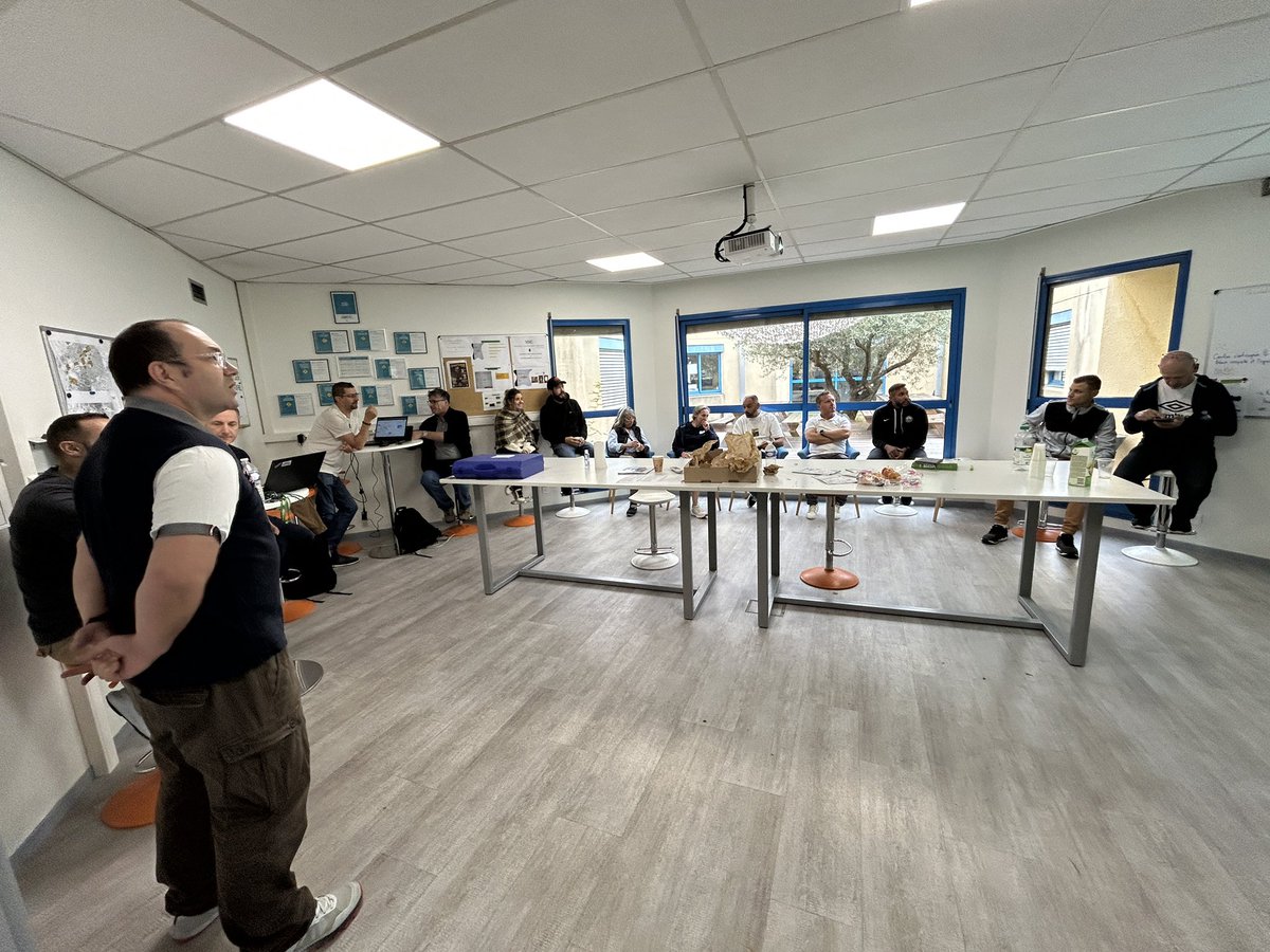 Aujourd’hui réunion d’agence à l’Ai de Nîmes <a href="/GRDF/">GRDF</a> 

On parle vie de l’agence, ADF, loc de fuite, VSIC, CET mobilité et fiche de paie. 

Merci à nos intervenants venus pour nous: 
Delphine, Sandrine, Jacques Arnaud du RH, Franck du Bex et à Maxence.