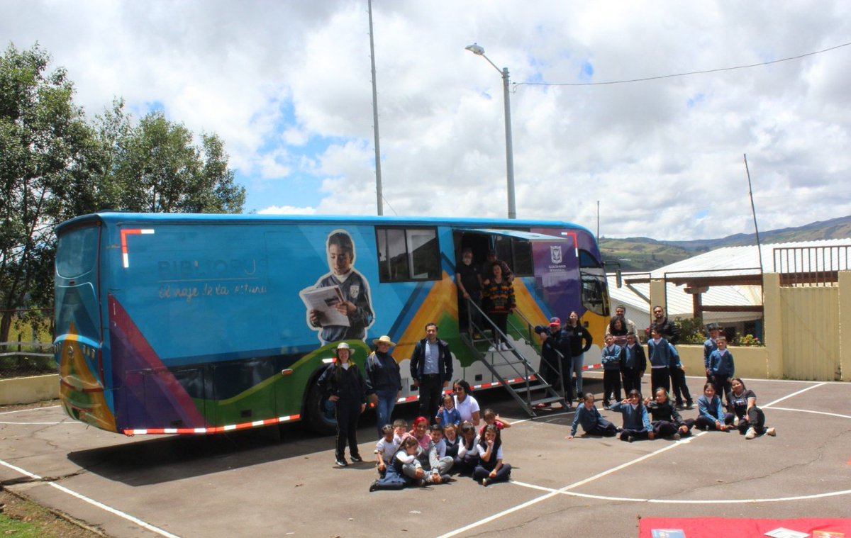 crusmealto's tweet photo. El #BIBLIOBUS de la @Educacionbogota visita hoy nuestro CED Rural Las Mercedes, un día lleno de alegría, aprendizaje y diversión. Así en CRUA somos #UnaEducaciónQueTeResponde

Siempre con el apoyo de @Colsubsidio_Ofi #JuntosPorLaInfancia
#BibliotecasEscolares 
#Multigrado 
🧵 https://t.co/g6aVbqwros