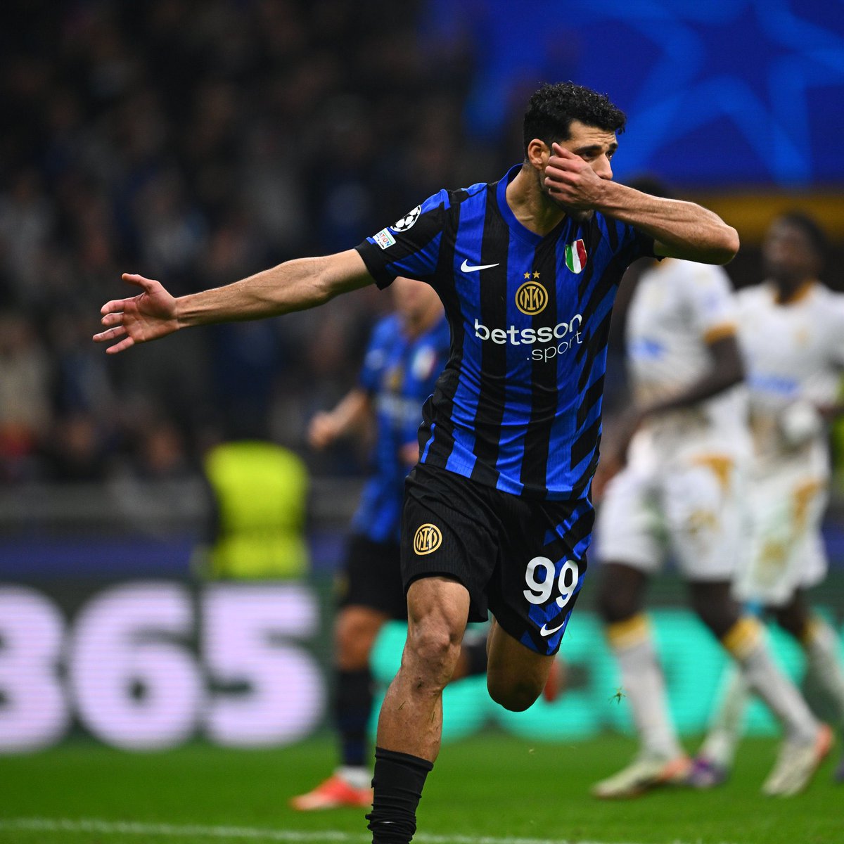 NCCALCIA's tweet photo. 🕛 FINE PARTITA‼️

#ChampionsLeague 🇪🇺

⚫🔵 #Inter 4-0 #StellaRossa 🔴⚪️

⚽ 11' #Calhanoglu ⚫️🔵
⚽ 59' #Aranutovic ⚫️🔵
⚽ 71' #Martinez ⚫️🔵
⚽️ 81' #Taremi (R) ⚫️🔵

#InterStellaRossa #NasceCresceCalcia https://t.co/nBF1DVkPnk
