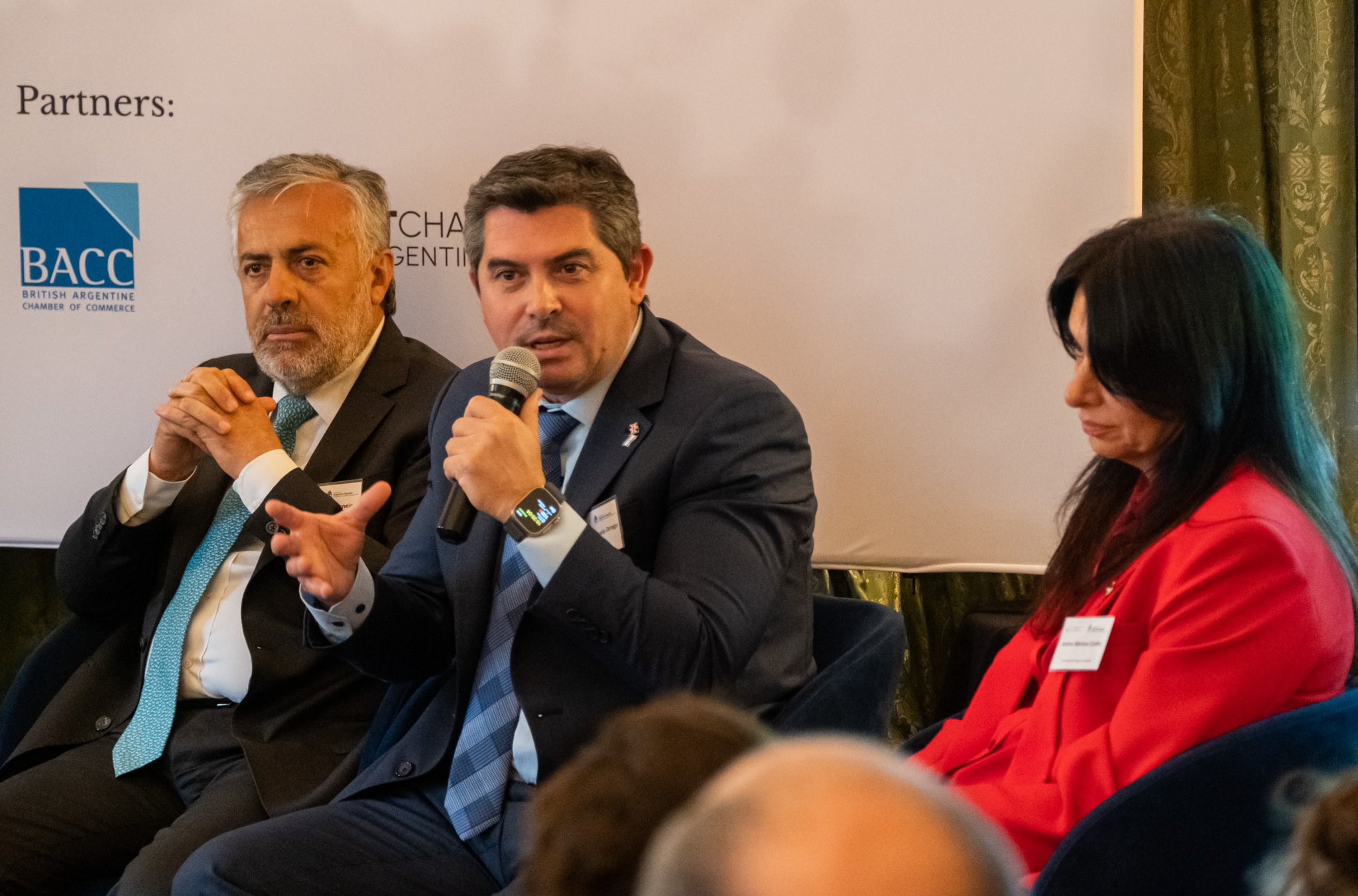 Gobernadores de provincias mineras buscan inversiones en Londres ante la paralización de la obra pública en Argentina