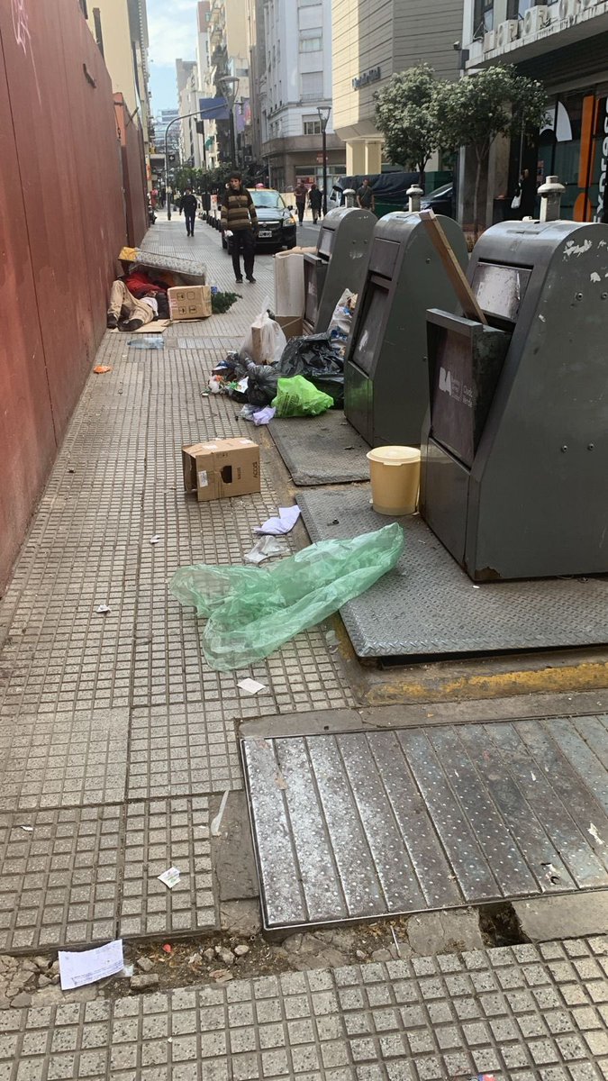 AngeldebritoOk's tweet photo. Cuanta mugre hay por  todo Bs As https://t.co/7iLalwbcjU