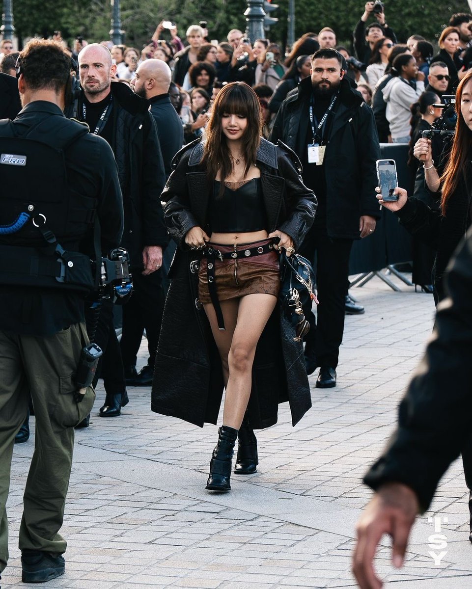 LISANATIONS_'s tweet photo. Isn’t she lovely? 😍

LISA LV HOUSE AMBASSADOR 
#LISAxLVSS25 #LISAxLOUISVUITTON 
#LVSS25 @LouisVuitton @wearelloud https://t.co/hWbUvAP21C