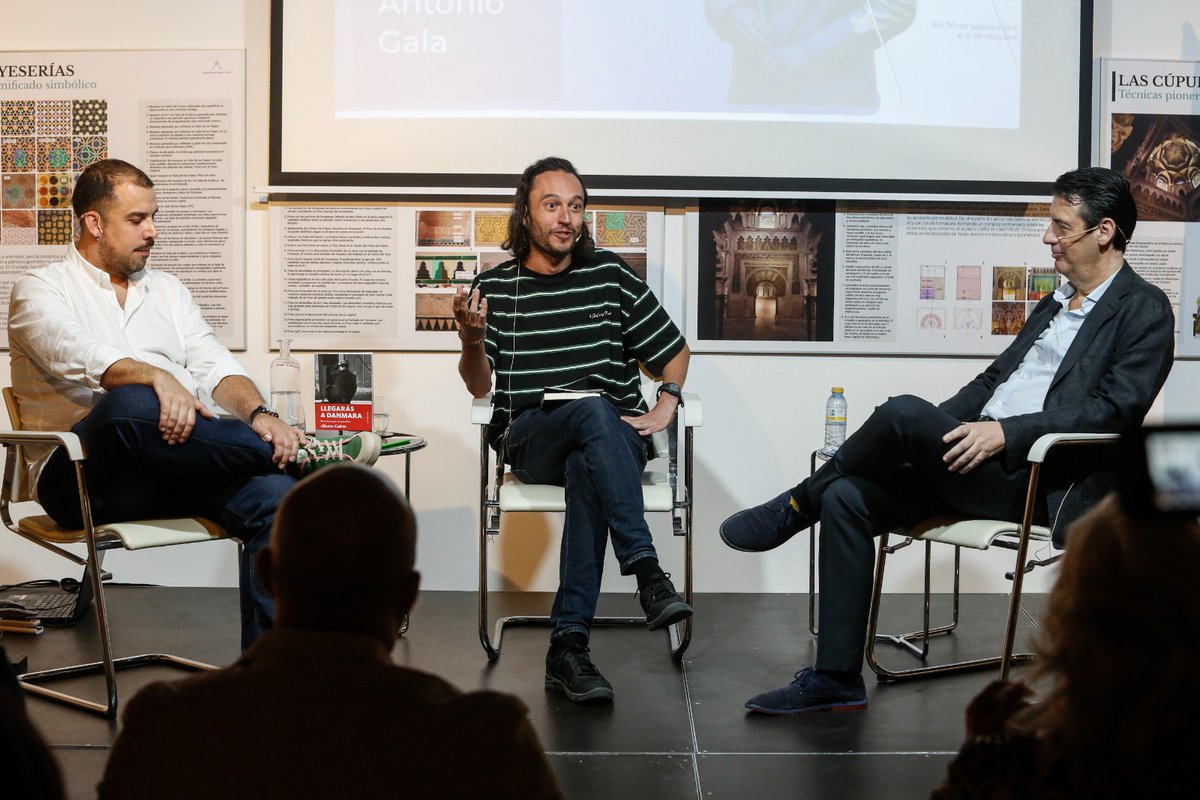 Cajasol's tweet photo. La Fundación Cajasol en Córdoba ha acogido hoy la presentación de la novela “Llegarás a Danmara”, de Alberto Guirao, ganadora de la V Edición del Premio Biblioteca Fundación Antonio Gala, dentro de los actos de la #SemanadeGala con @fundacionagala 

Asimismo, se ha realizado la lectura del fallo de la VI Edición del Premio Biblioteca Fundación Antonio Gala, que ha recaído en Carmen Rotger Ordoñez.

📷 Álex Gallegos
