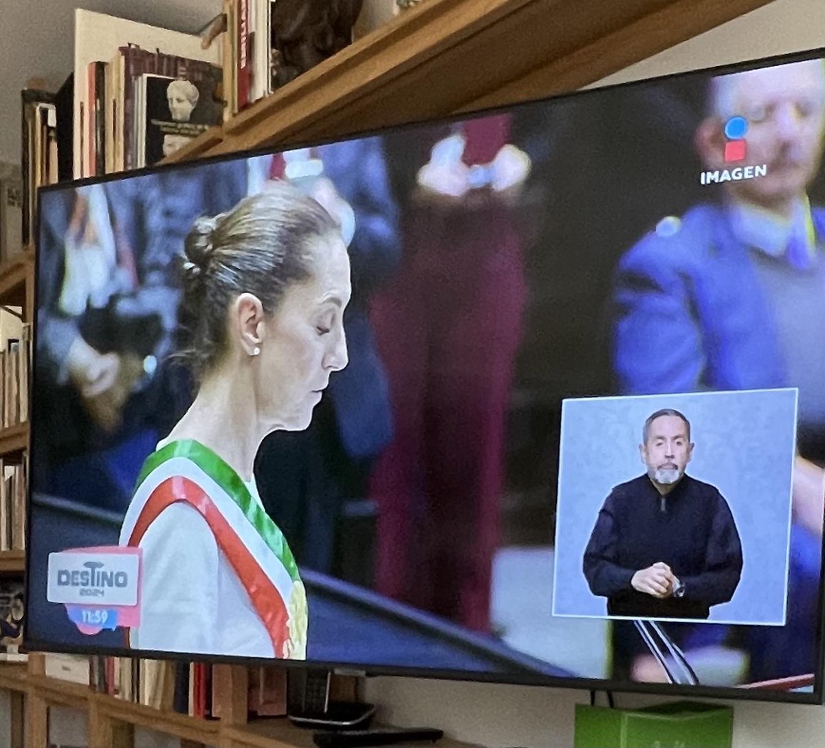 Mejores deseos a la PRESiDENTAAAA. Lucidez , Fuerza, Suerte 🍀 y ÉXITOOOO en su gobierno.