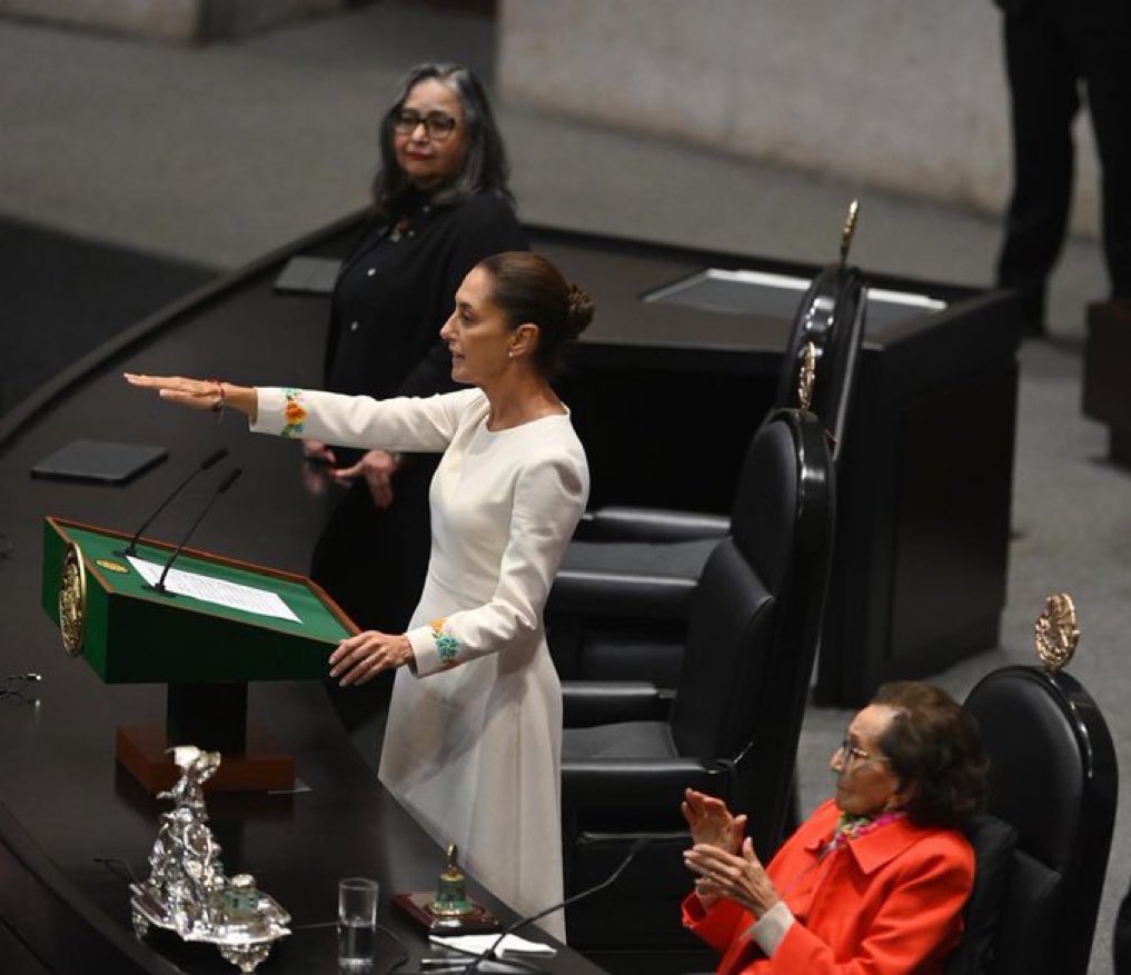 🇲🇽#TomaDeProtesta 

Los 3 poderes de la unión, encabezados por mujeres 

“No llego sola, llegamos todas”