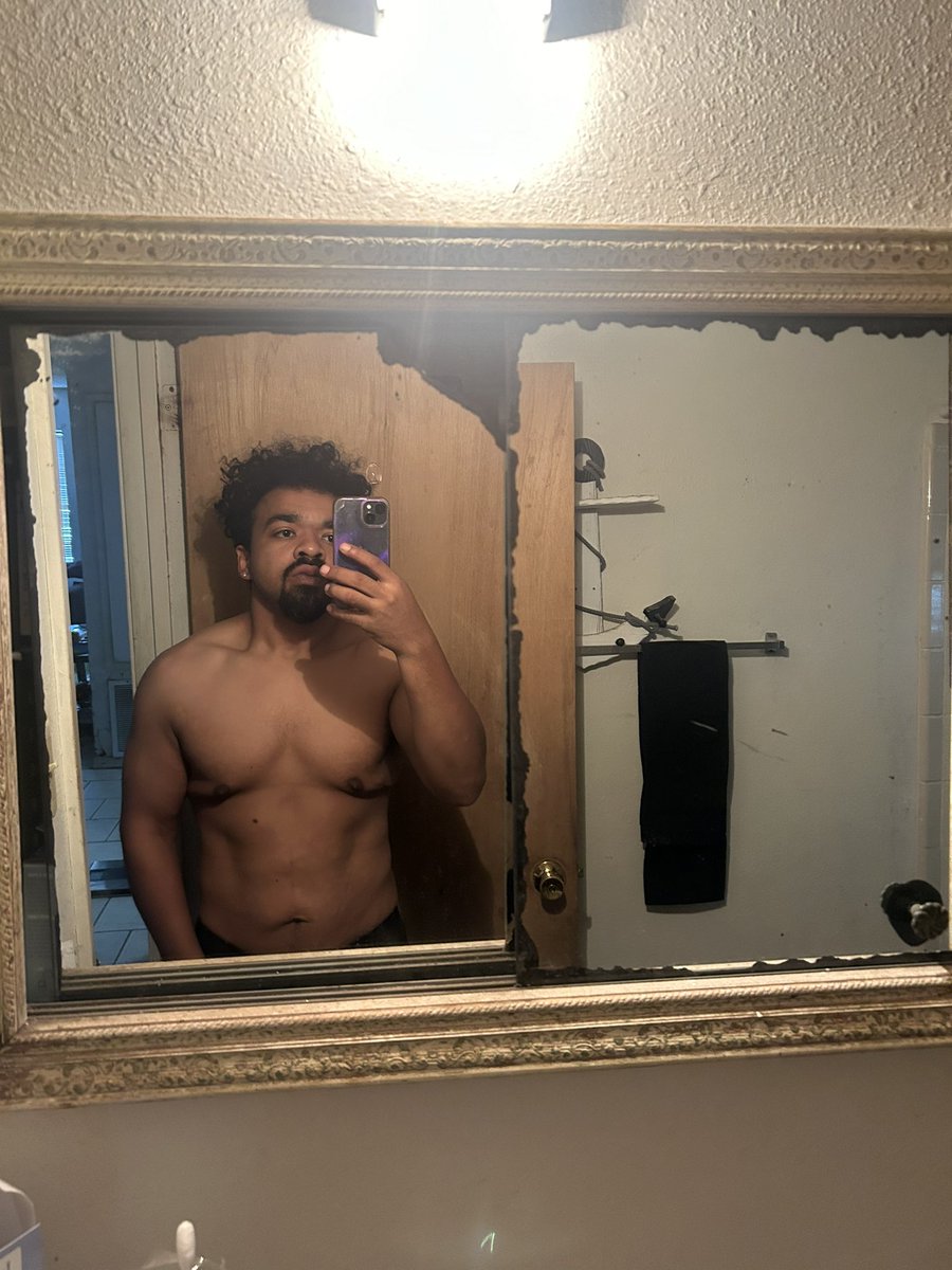 BucketHeadDyn's tweet photo. Found this pic and it blows my mind…

That’s me from over a year ago. 

125 pounds down but now all that matters to me is them gym gains😂 I’ve joined the other side but let me tell you the other side is nice. https://t.co/KLKJEP9LjL