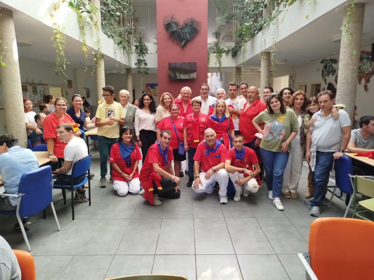 Ayto_Las_Rozas's tweet photo. 😊 Como cada año, la peña @BolingasLRZ de #LasRozas ha visitado en estas #FiestasSanMiguel2024 las sedes de las asociaciones @AsocNHorizonte y la @TrebolCo, para pasar la tarde y disfrutar las fiestas con ellos y sus familias https://t.co/GvIsyoHe2L