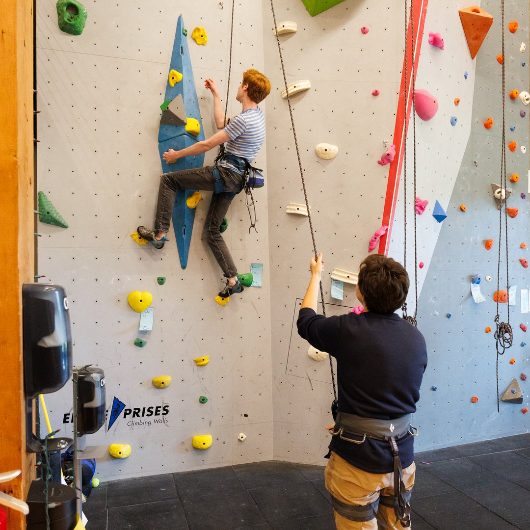 The Aubrey R. Watzek Sports Center is back and better than ever after its recent renovation. Enjoy some highlights from the open house! 🏊 🏀 🎾 🤹 🏓 

📸 Oscar Pulliam '25

#ReedCollege #CampusEvents #ReedCollege #Reed #LoveReed
