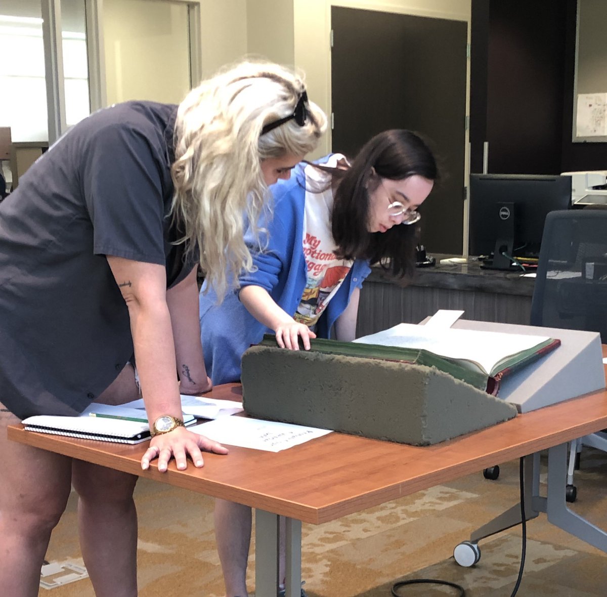 WMU_CAS's tweet image. 🔦 Department Research Spotlight: South Westnedge Park in Kalamazoo hides the city's earliest cemetery, completely buried underground.🪦Professor Evan Kutzler and history students are creating a digital exhibition on the early settlers.
🔗 Read more: bit.ly/4dCzfe0