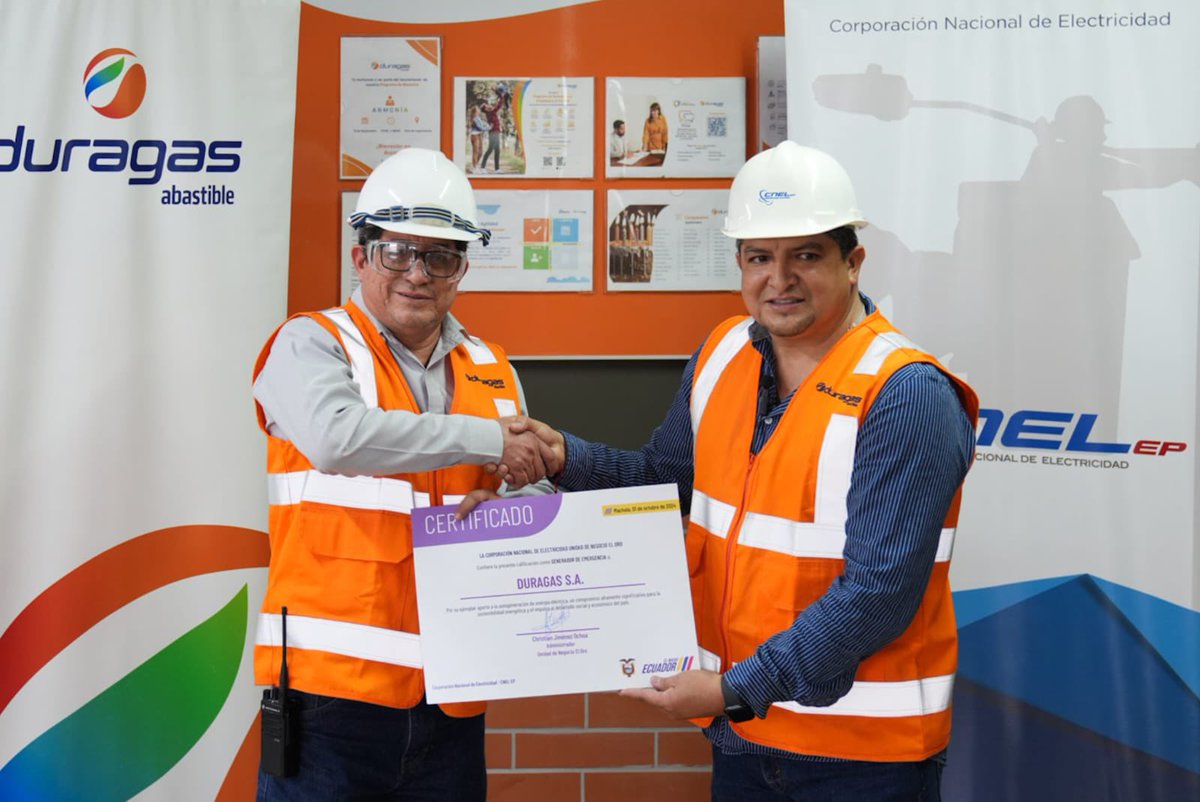 CNEL_EP's tweet photo. Duragas S.A., a través de su planta en Santa Rosa, El Oro, establece un precedente en la provincia al convertirse en la primera empresa en autoabastecerse y aportar al sistema energético nacional.

Con responsabilidad ante la situación energética del país, utiliza generadores que le permiten producir 190 kilovatios (kW), desconectándose de la red eléctrica nacional. De esta manera, contribuye al alivio de la demanda energética y al fortalecimiento del desarrollo sostenible.

#UniendoEsfuerzos