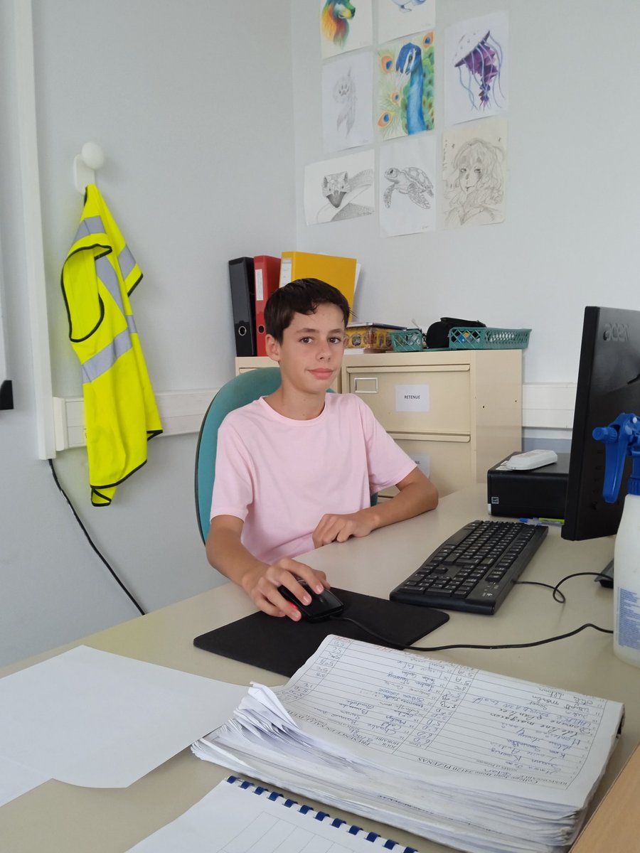 Le jeune Luca eco délégué du collège Jean Bene à Pézenas en pleine création des affiches placées au dessus du collecteur à chewing gum <a href="/Ecophyse/">Ecophyse_HappyLoop</a> <a href="/AFDETOcc/">AFDET Occitanie</a> <a href="/bubble_out_/">BubbleOut</a> <a href="/EPAOccitanie/">Entreprendre Pour Apprendre Occitanie</a> <a href="/TaraOcean_/">Fondation Tara Océan</a> <a href="/cmartel30665349/">Corine Martel</a>